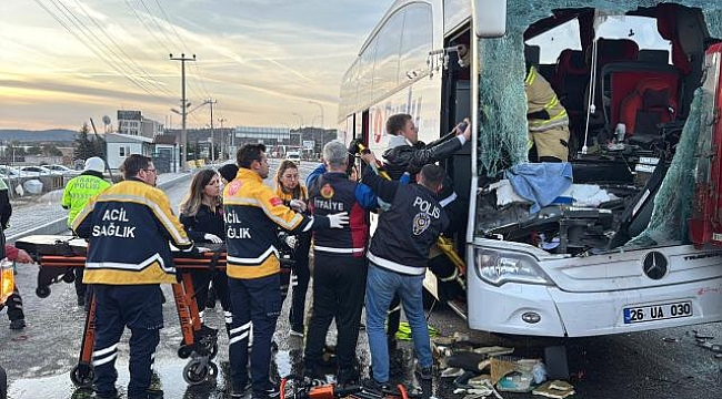 Kütahya'da yolcu otobüsü tıra çarptı: 14 yaralandı