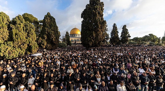 Mescid-i Aksa&#039;da bayram namazını 120 bin kişi kıldı