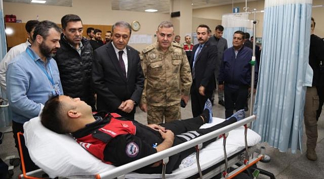 Motosikletli yunus timi otomobille çarpıştı: 2 polis yaralandı