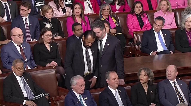 Trump&#039;ın Kongre konuşmasına damga vuran anlar: Salondan apar topar çıkarıldı