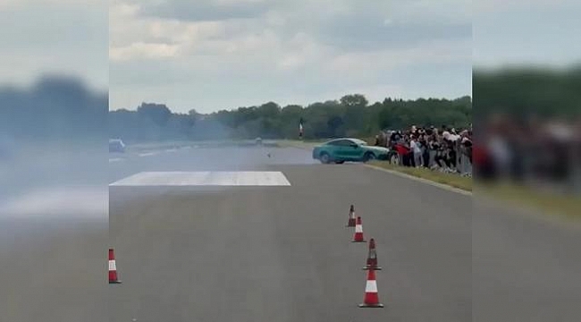 Havaalanında yarış faciası: Araba kalabalığın içine daldı