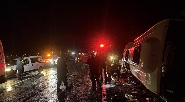 Kahramanmaraş&#039;ta düzensiz göçmenleri taşıyan minibüs devrildi: 1 ölü, 22 yaralı