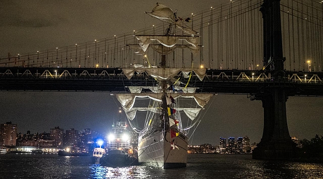 Meksika donanmasına ait gemi Brooklyn Köprüsü&#039;ne çarptı