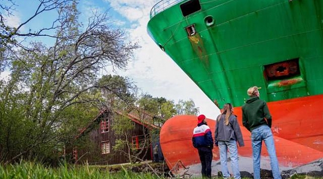 Sabah gözünü açtı, bahçesinde dev konteyner gemisi buldu