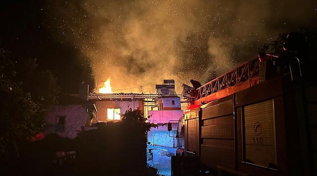 Uşak&#039;ta tek katlı evde çıkan yangın bitişikteki evleri de yaktı