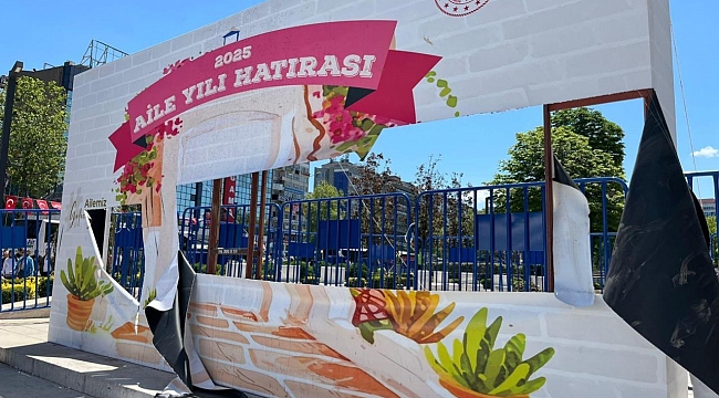 Aile ve Sosyal Hizmetler Bakanlığı yetkilileri panoya zarar veren gençlerle görüştü