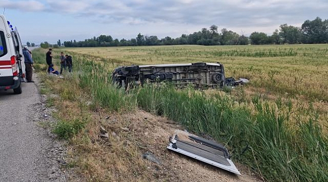 Çorum&#039;da minibüs devrildi: 17 yaralı