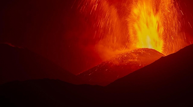 Endonezya'da yanardağ patlaması: En yüksek düzeyde alarm verildi