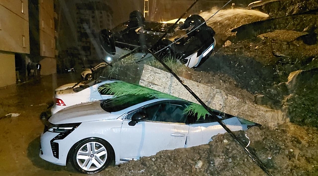 Samsun&#039;da istinat duvarı araçların üzerine devrildi