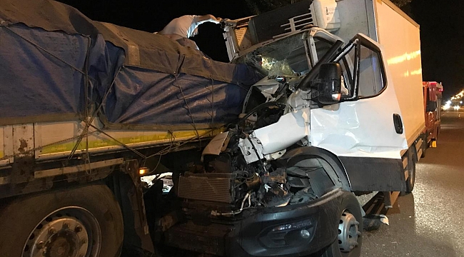 Uşak&#039;ta kamyonet park halindeki tıra çarptı: 1 ölü