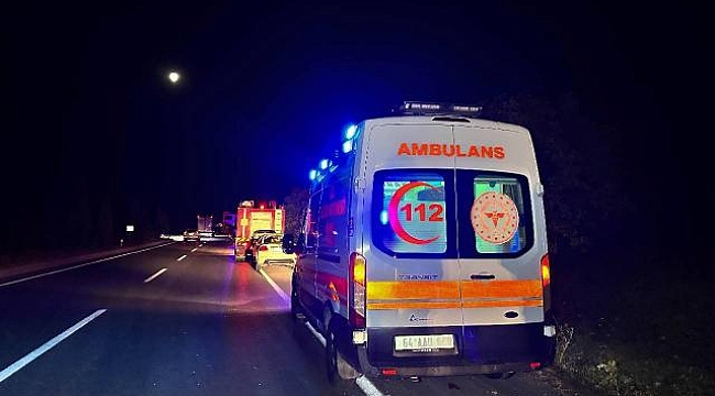 Uşak&#039;ta şarampole devrilen otomobildeki 1 kişi hayatını kaybetti, 2 kişi yaralandı