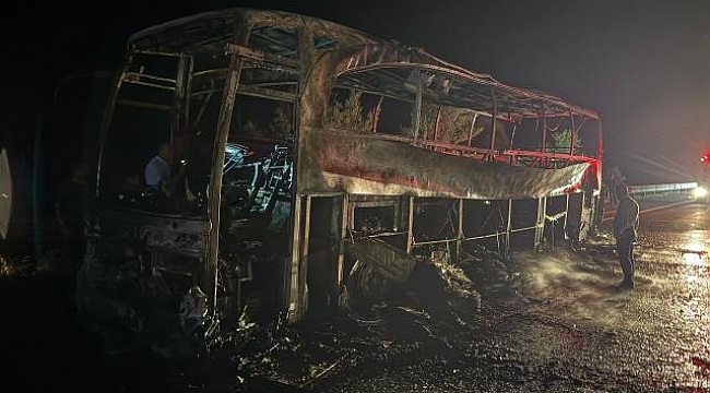 Ankara&#039;da seyir halindeki yolcu otobüsü yandı