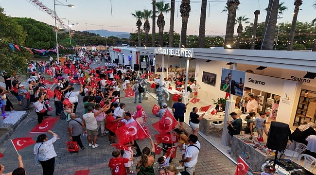 Bayraklı standında Zafer Bayramı coşkusu