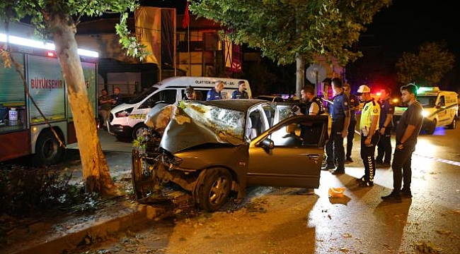 Denizli'de bir otomobil ağaca çarptı: 2 kişi öldü