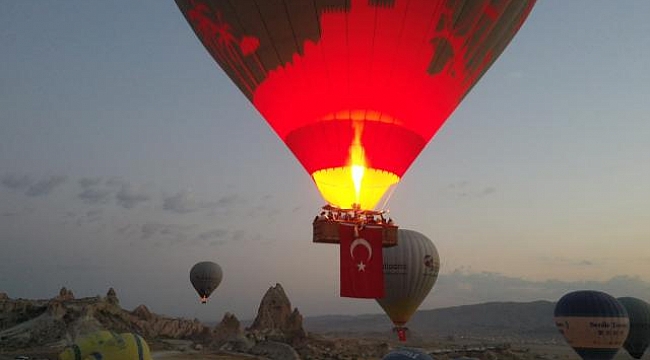 Kapadokya bölgesindeki sıcak hava balonları, 30 Ağustos Zafer Bayramı dolayısıyla uçuşlarını Türk bayraklarıyla gerçekleştirdi.