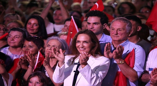 Karşıyaka&#039;yı &#039;zafer&#039; coşkusu sardı: Binler fener alayında buluştu!