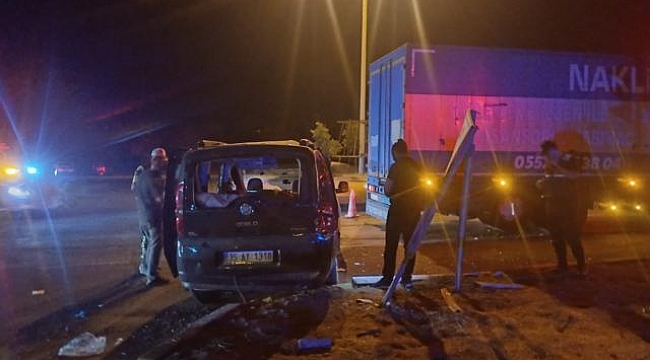 Manisa&#039;da kamyonla hafif ticari araç çarpıştı: 1 ölü, 8 yaralı