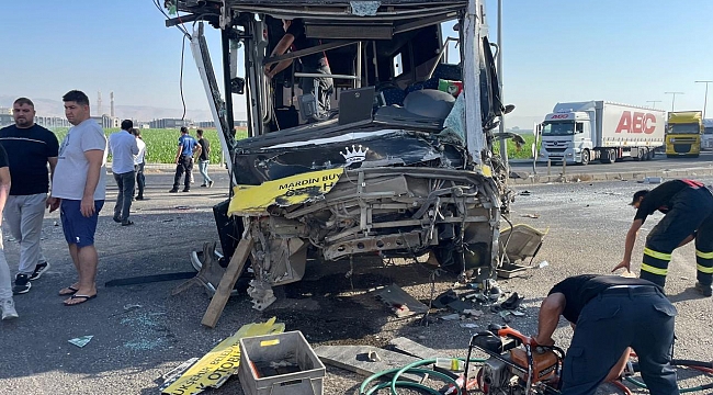 Mardin&#039;de halk otobüsü ile tır çarpıştı: 1 ölü, 9 yaralı