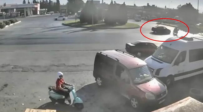 Otomobilin çarptığı motosiklet sürücüsü metrelerce sürüklendi