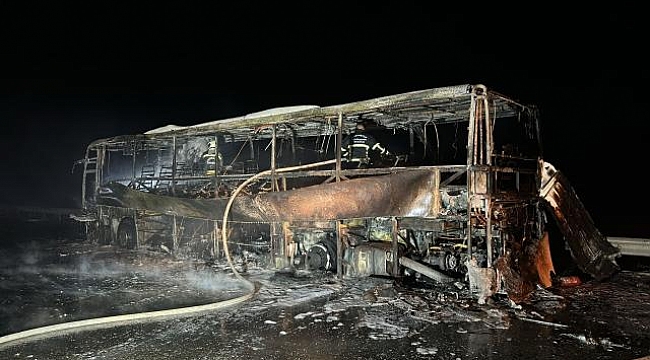 Seyir halindeki yolcu otobüsü alev alev yandı