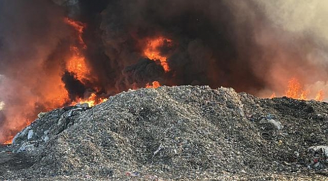 Adana&#039;da geri dönüşüm fabrikasında yangın: Gökyüzü siyaha büründü