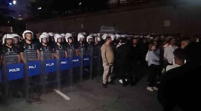CHP İstanbul&#039;da Kayyum Krizi: İl Binasında Demokrasi Nöbeti