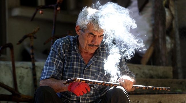 Doğadan topladığı ağaç dallarını hayvan figürlü bastonlara dönüştürüyor