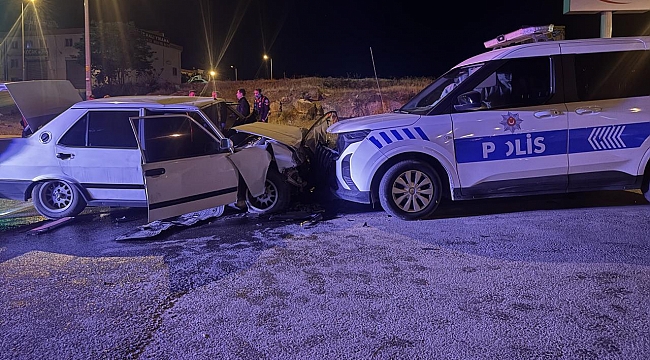 &quot;Dur&quot; ihtarına uymayan sürücü ekip aracına çarptı, 2 polis yaralandı