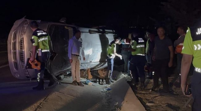 Gaziantep’te feci kaza! Lastiği patlayan minibüs devrildi: 2 ölü, 8 yaralı