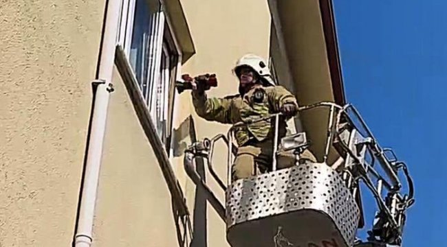 Lavaboda fenalaşan şahıs, evin camı kırılarak kurtarıldı