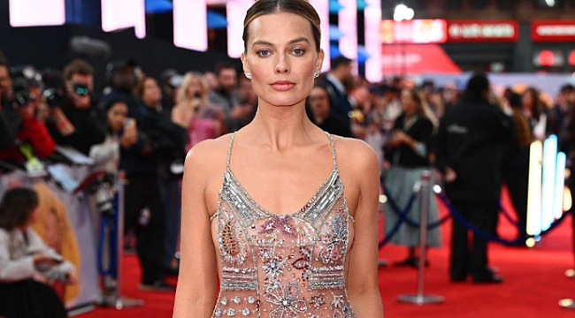 Margot Robbie, Baştan Aşağı Taşlarla Süslenmiş Transparan Elbisesiyle Kırmızı Halıyı Resmen Salladı!