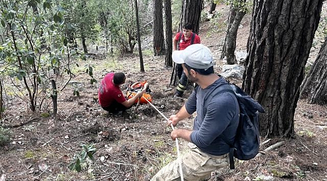 Mersin&#039;de kayalıklardan düşen kişi 4 saatlik operasyonla kurtarıldı