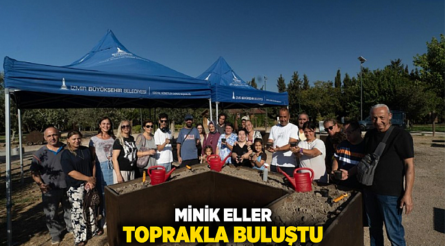 Minik eller toprakla buluştu