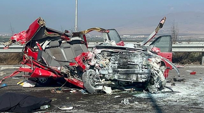 Niğde&#039;de otomobil tıra arkadan çarptı: 2 ölü, 3 yaralı