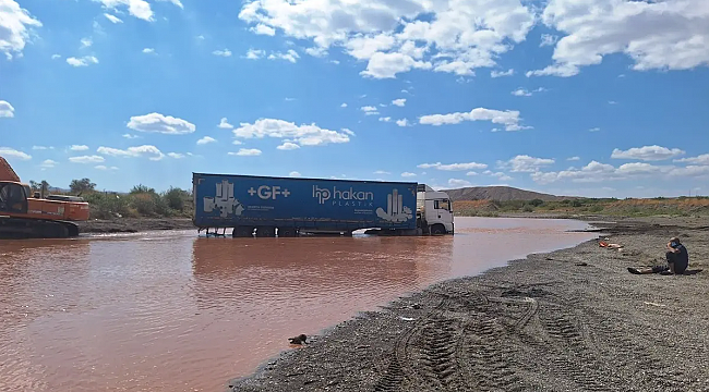 Sivas&#039;ta Kumda Mahsur Kalan Tır 2 Gün Sonra Kurtarıldı