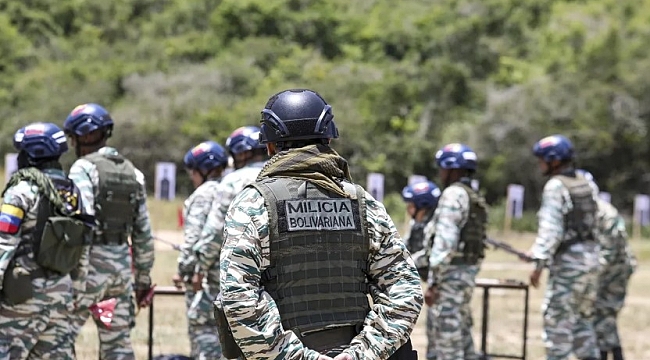 Venezuela&#039;da gençler ve yaşlılar, ABD tehdidine karşı askeri eğitimde