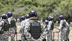 Venezuela'da gençler ve yaşlılar, ABD tehdidine karşı askeri eğitimde