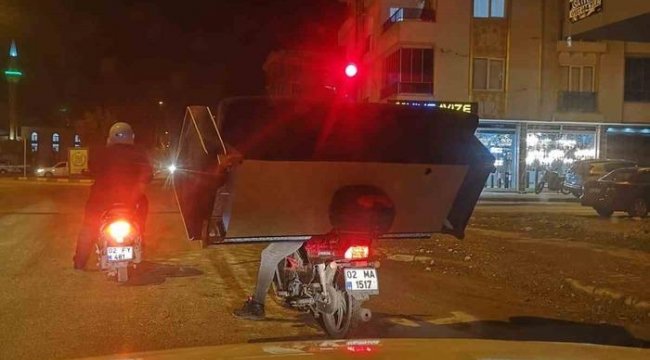 Adıyaman’da ilginç görüntü: Motosikletle koltuk taşıdı