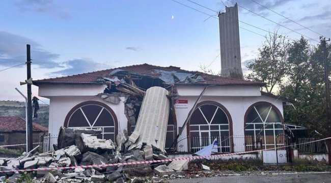 Ankara'da fırtına minareyi yıktı: Cemaat ölümden döndü