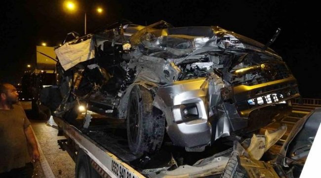 Antalya’da kamyonla çarpışan pikap hurdaya döndü: 1 yaralı