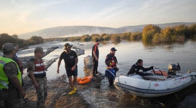 Batman Çayı&#039;nda su debisinin yükselmesiyle mahsur kalan aile kurtarıldı