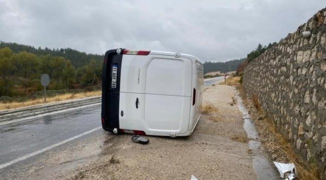 Bilecik’te seyir halinde kamyonet devrilirken, sürücüsü yaralandı