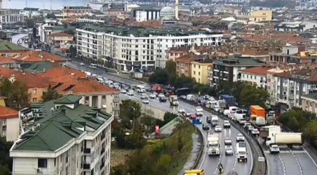 Büyükçekmece D-100 Karayolu&#039;nda TIR devrildi, yol trafiğe kapatıldı