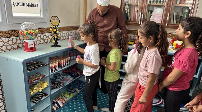 Camiye özlü sözler asan imam çocuklar için de oyun alanı yaptı