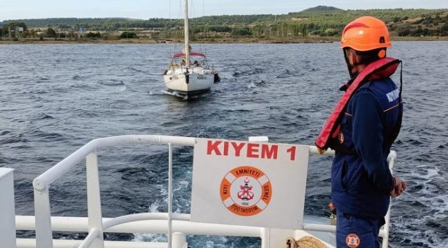 Çanakkale Boğazı&#039;nda sürüklenen tekne kurtarıldı