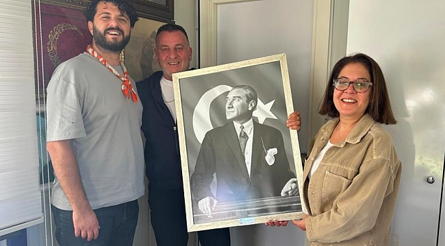 Çeşme Belediyesi’nden Muhtarlar Haftasında anlamlı hediye: Atatürk tablosu
