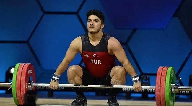 Furkan Özbek, rekor kırarak dünya şampiyonu oldu