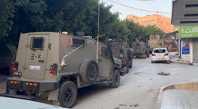 İşgalci İsrail ordusu, Batı Şeria&#039;da baskın düzenleyip bazı Filistinlileri gözaltına aldı