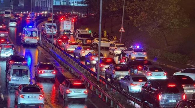 Küçükçekmece&#039;de kontrolden çıkan otomobil aydınlatma direğine çarptı