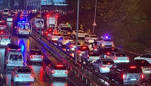 Küçükçekmece'de kontrolden çıkan otomobil aydınlatma direğine çarptı